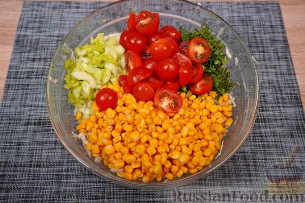 Овощной салат с грибами, кукурузой, оливками и моцареллой
