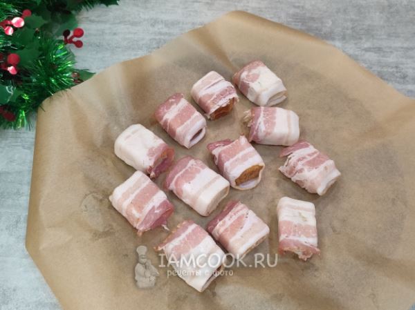 Гренки, запеченные в беконе (с томатами, огурцом, ананасом)