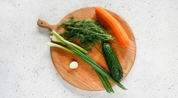 Салат с копченой курицей, кукурузой и огурцом