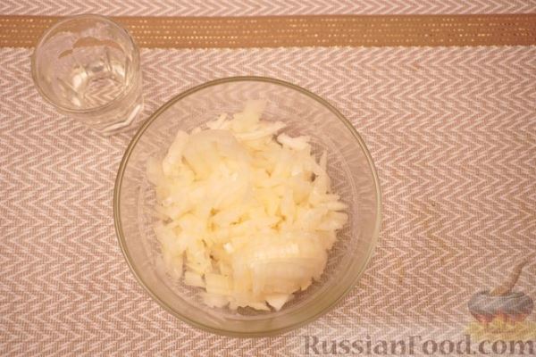 Салат с крабовыми палочками, ананасами и маслинами