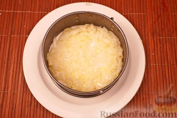 Слоёный салат со шпротами, сыром и зелёным горошком