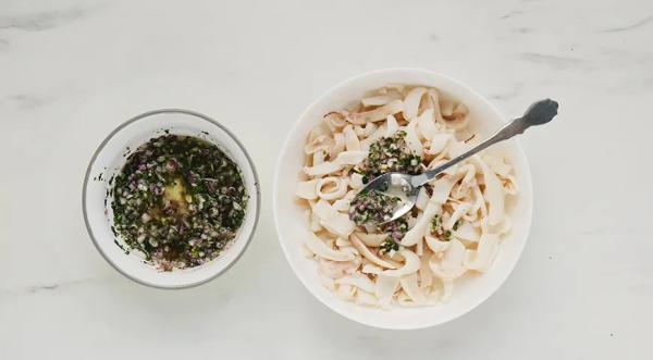 Салат из кальмаров с красным луком