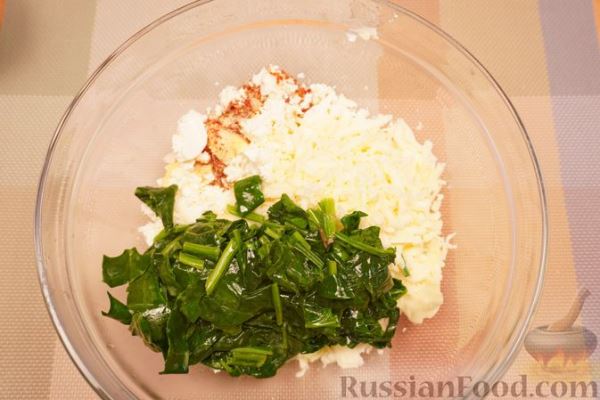 Слоеный пирог "Ёлочка" с двумя видами сыра и шпинатом