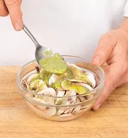 Салат с шампиньонами и грецкими орехами