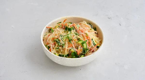 Фунчоза с морковкой и огурцами