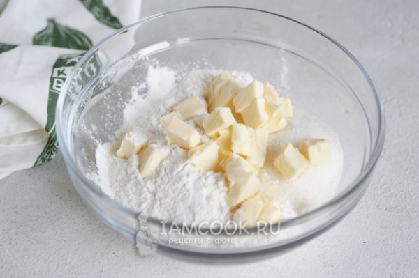 Открытый яблочный пирог из песочного теста