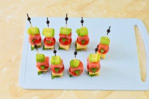 Канапе с авокадо, семгой и сыром