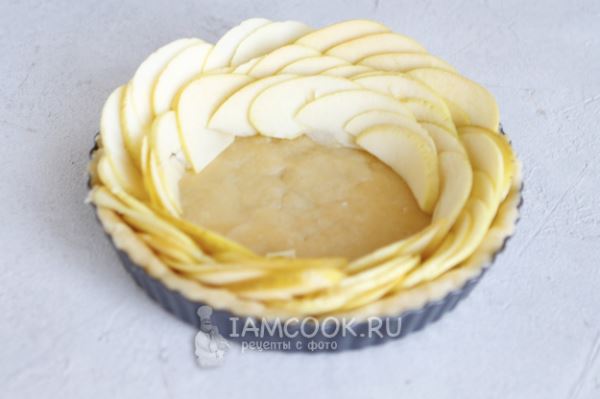 Открытый яблочный пирог из песочного теста