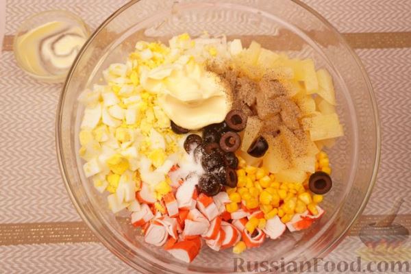 Салат с крабовыми палочками, ананасами и маслинами