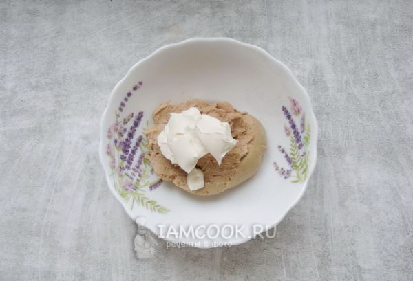 Тарталетки с паштетом и огурцом