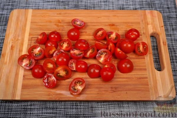 Овощной салат с грибами, кукурузой, оливками и моцареллой