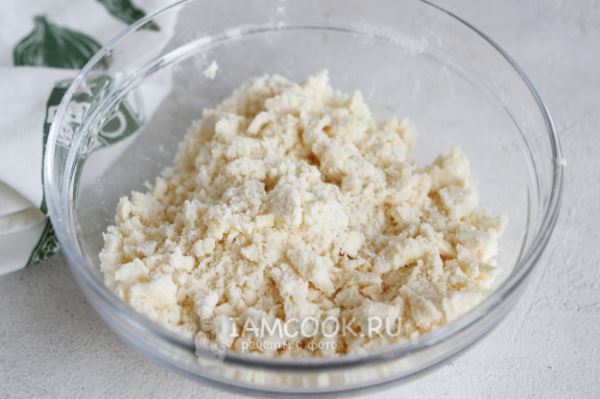 Открытый яблочный пирог из песочного теста