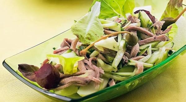 Салат из языка с огурцом и яблоком