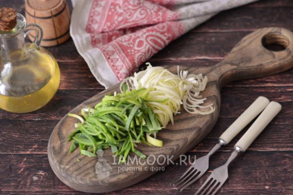Яичница с луком-пореем