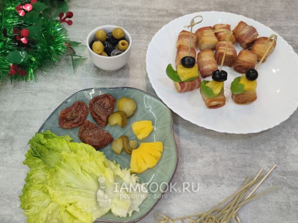 Гренки, запеченные в беконе (с томатами, огурцом, ананасом)