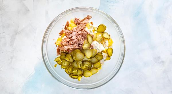 Салат с тунцом консервированным и запеченным картофелем