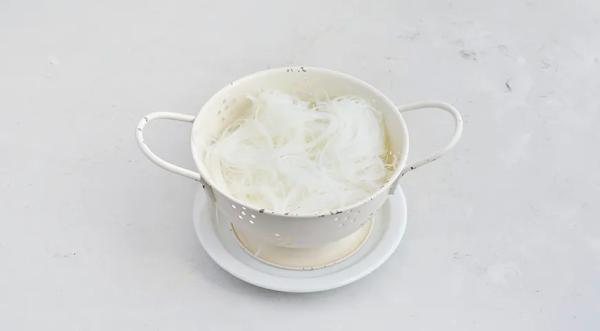 Фунчоза с морковкой и огурцами