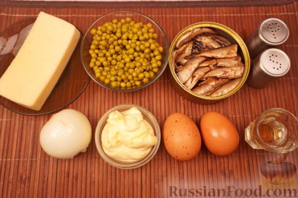 Слоёный салат со шпротами, сыром и зелёным горошком