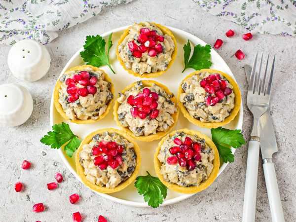 Тарталетки с курицей и гранатом