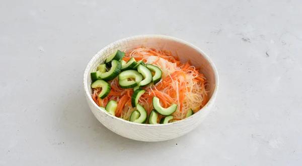 Фунчоза с морковкой и огурцами