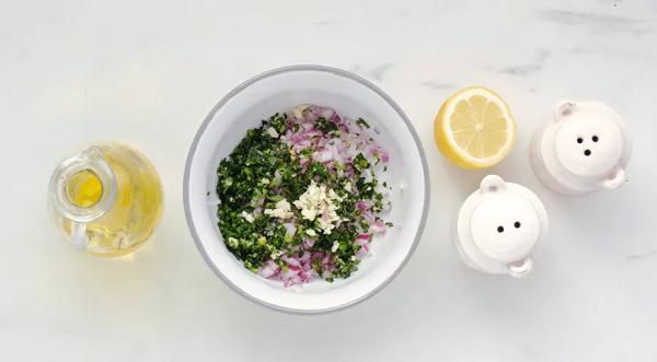 Салат из кальмаров с красным луком