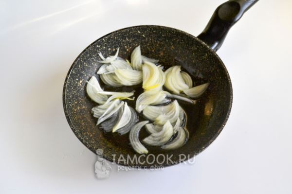 Салат с картошкой, грибами и маринованными огурцами