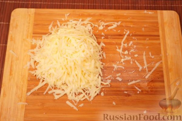 Слоёный салат со шпротами, сыром и зелёным горошком