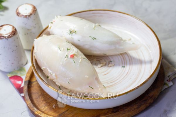 Кальмар, фаршированный крабовыми палочками