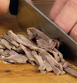 Салат из языка с огурцом и яблоком
