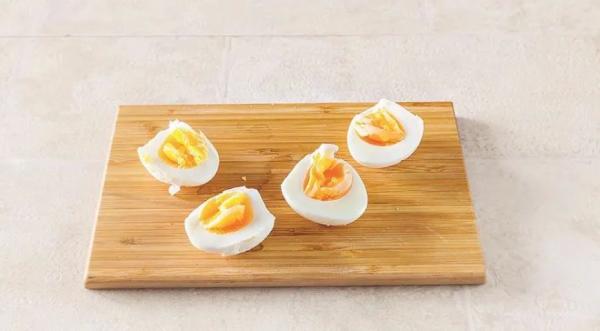 Салат с копченым лососем и яйцом