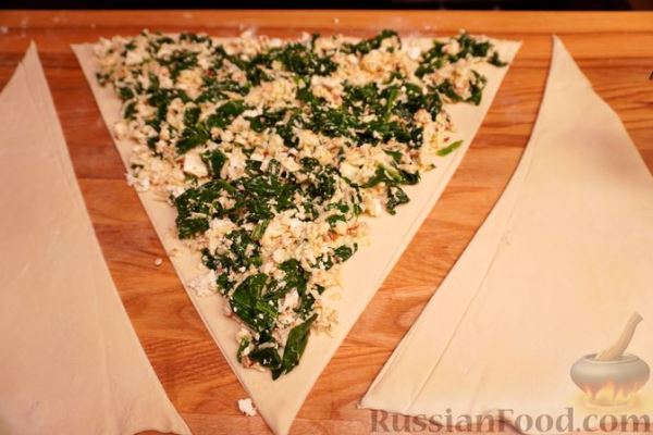 Слоеный пирог "Ёлочка" с двумя видами сыра и шпинатом