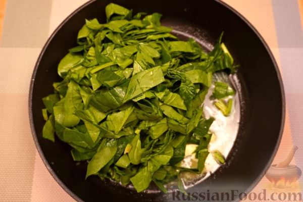 Слоеный пирог "Ёлочка" с двумя видами сыра и шпинатом