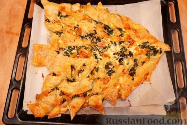 Слоеный пирог "Ёлочка" с двумя видами сыра и шпинатом