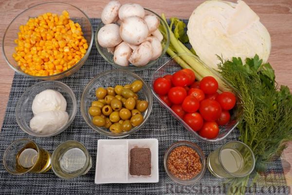 Овощной салат с грибами, кукурузой, оливками и моцареллой
