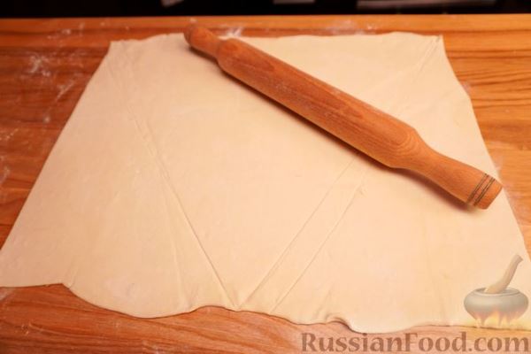 Слоеный пирог "Ёлочка" с двумя видами сыра и шпинатом